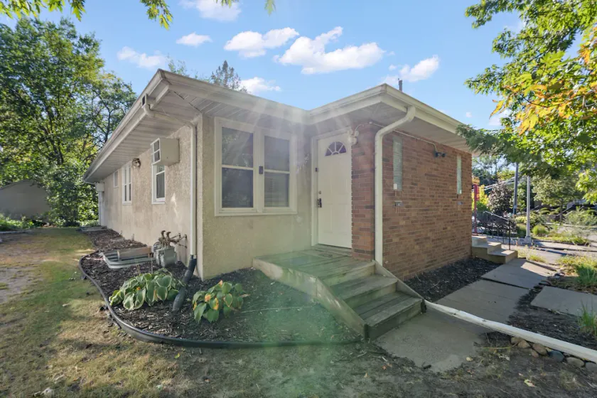 ✨Cozy 3Bd/2Ba | 10 min to Downtown Minneapolis & 5 min to U of Minnesota✨ - Image 1