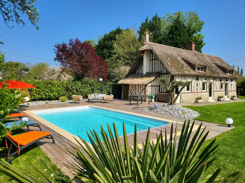 Beautiful cottage with heated pool, sleeps 8 - Image 1