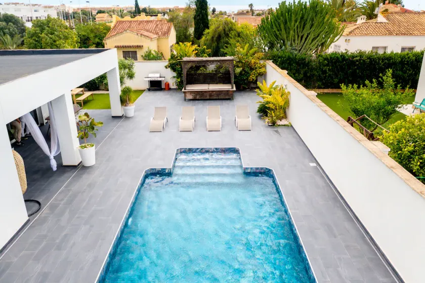 COZY AND SUNNY DETACHED WITH PRIVATE POOL. - Image 1
