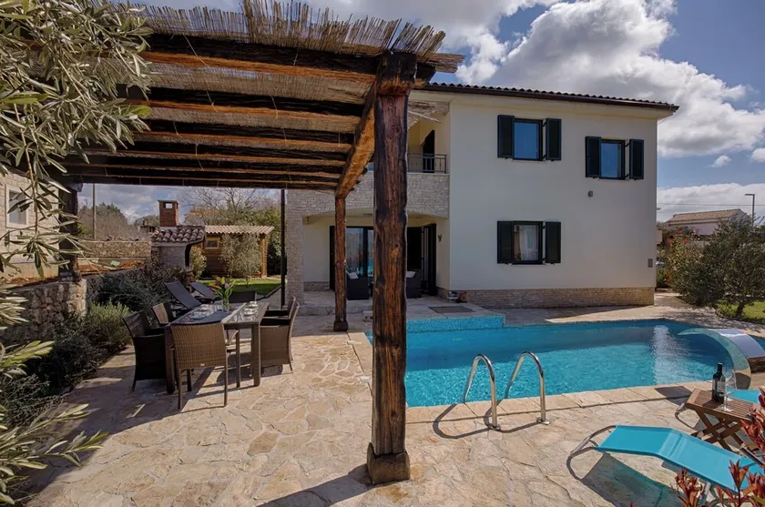 Nouvelle villa avec piscine, jardin avec oliviers, barbecue et belle vue sur la mer - Image 1