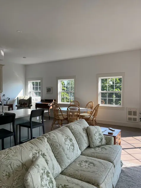 Upper level end unit - Image 1