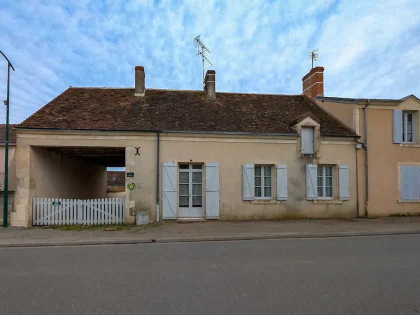 Charming Ground-Floor Cottage in Brenne with Enclosed Courtyard, Near Fishing and Birdwatching Spots - Image 1