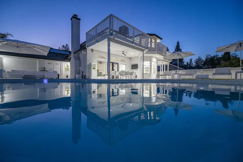 Inspired by the iconic white buildings and turquoise waters of Greece. - Image 1
