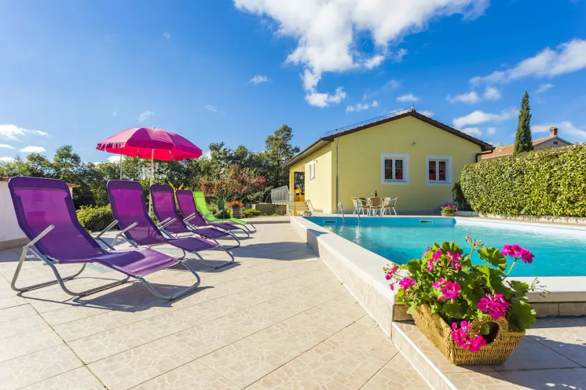 Holiday home for 6, 90 m² with private pool 40m² - Image 1