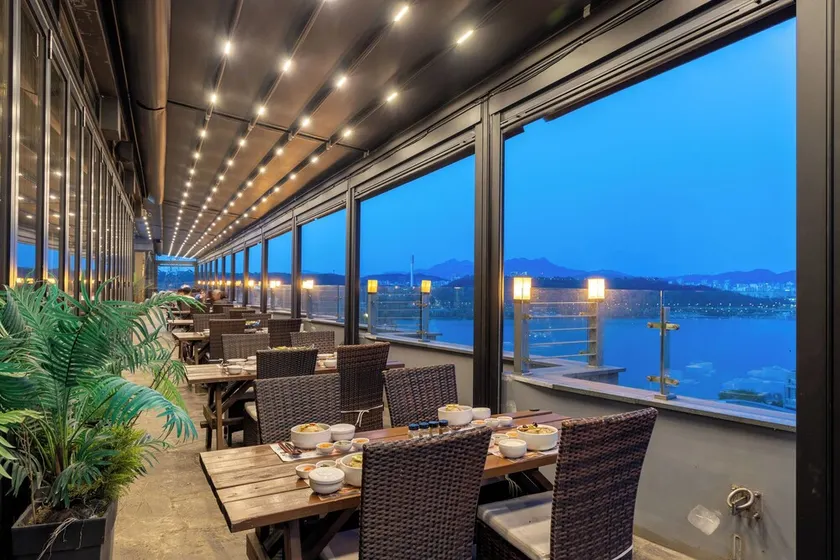 JK Blossom Hotel - Image 1