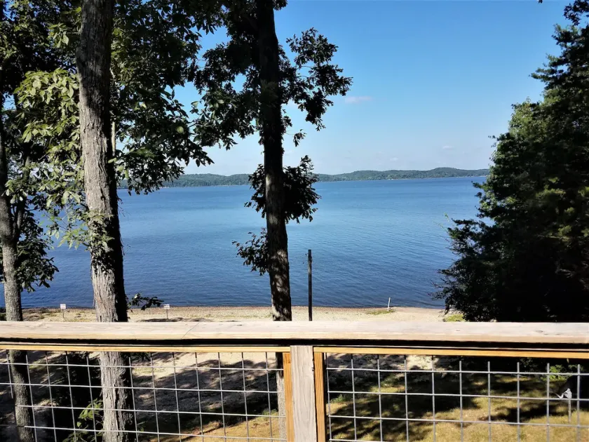 Neu renoviertes Cottage am See, schöne Aussicht auf den See mit angrenzender Bootsrampe. - Image 1