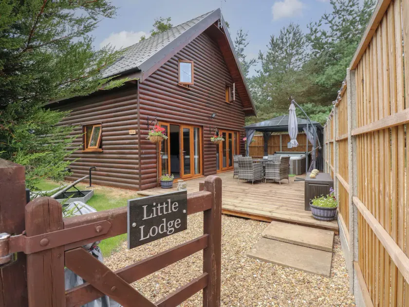 LITTLE LODGE, romantic, character holiday cottage in King's Lynn - Image 1
