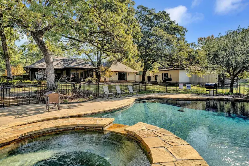 Piece of Paradise: Pool, Hot-Tub, Pickleball, 2-Acre, Pond, Privacy - Image 1