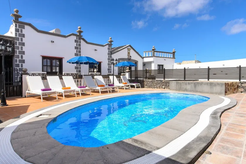 Spacious Villa \"Las Calderetas\" with Mountain View, Wi-Fi, Terrace & Pool - Image 1