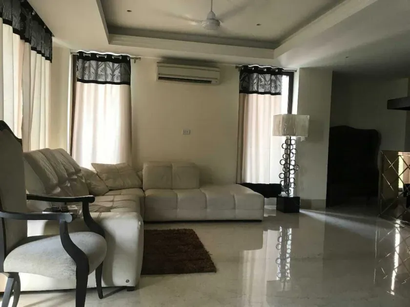 Deluxe 4 Bedroom Apartment - Image 1