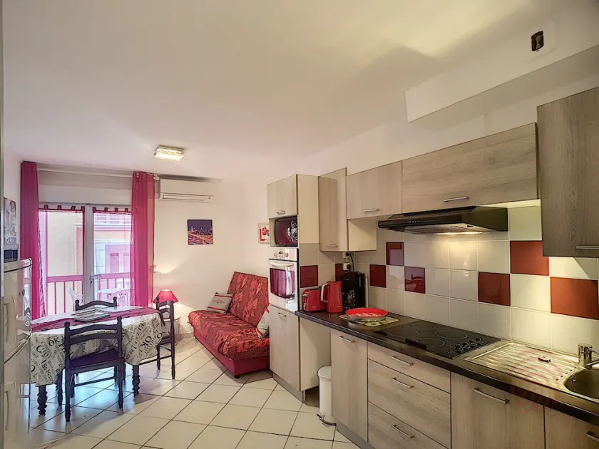 Beautiful AC 1BR Apartment 400m from Center, WiFi, Pets Allowed - Image 1