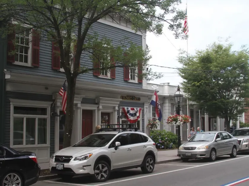 Historic Downtown Bristol Apartment - Image 1