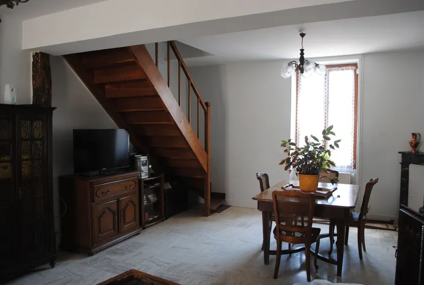 Detached house with garden - Image 1