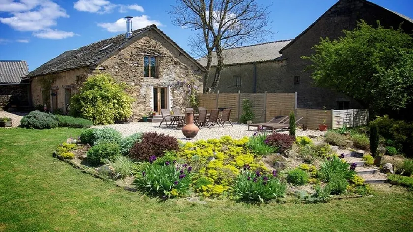 Spacious barn with shared pool in peaceful hamlet location - Image 1