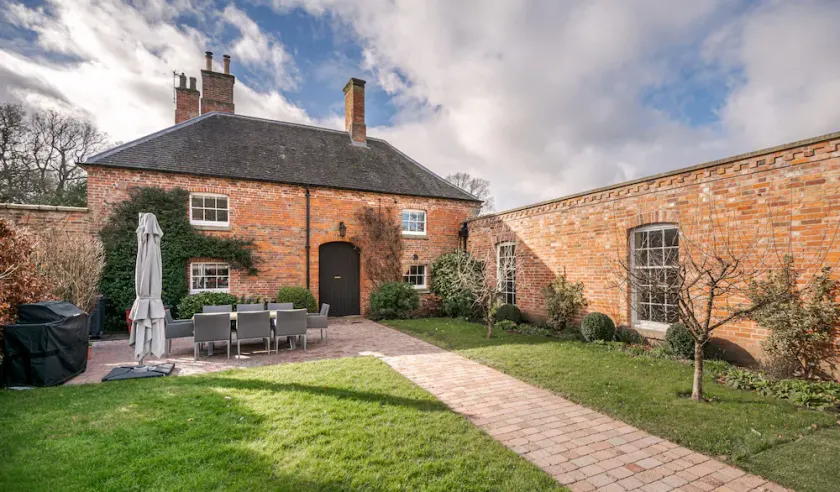 Beautifully cosy 3 bedroom cottage within private grounds - Image 1