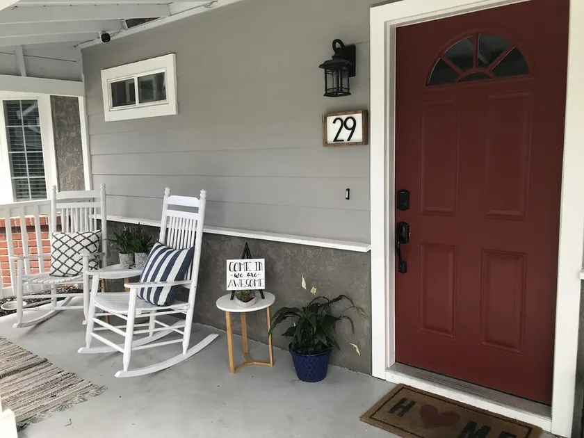 Cozy 2 bed, 2 bath home, walking distance to everything! Big yard. Dog friendly! - Image 1