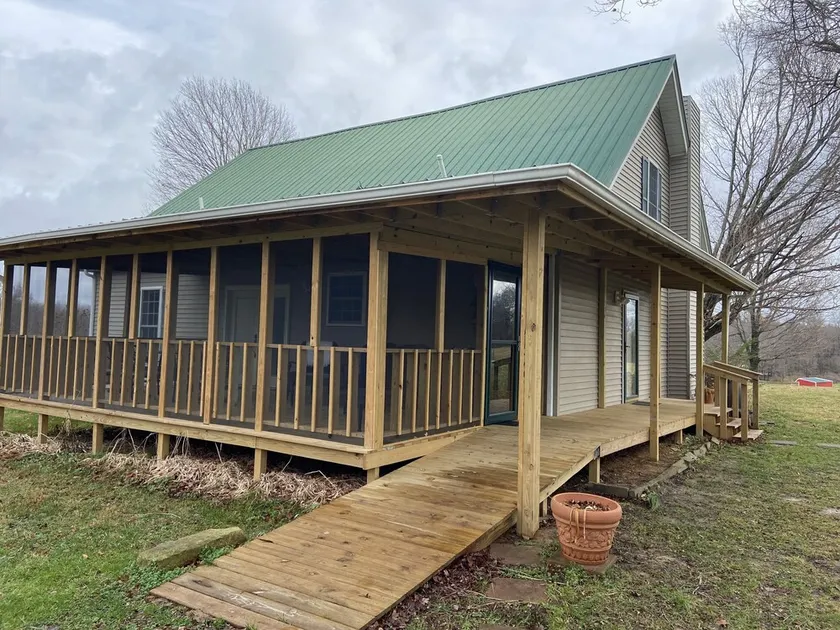 Peace and quiet of country living within minutes of city amenities. - Image 1