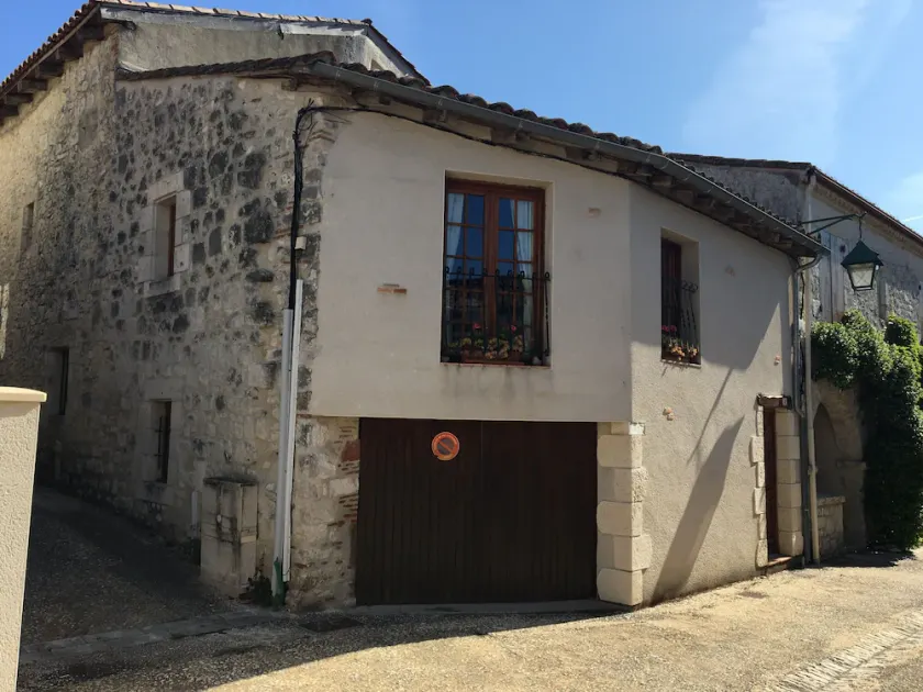 Delightful independant property with garden in small medieval fortified citadel - Image 1