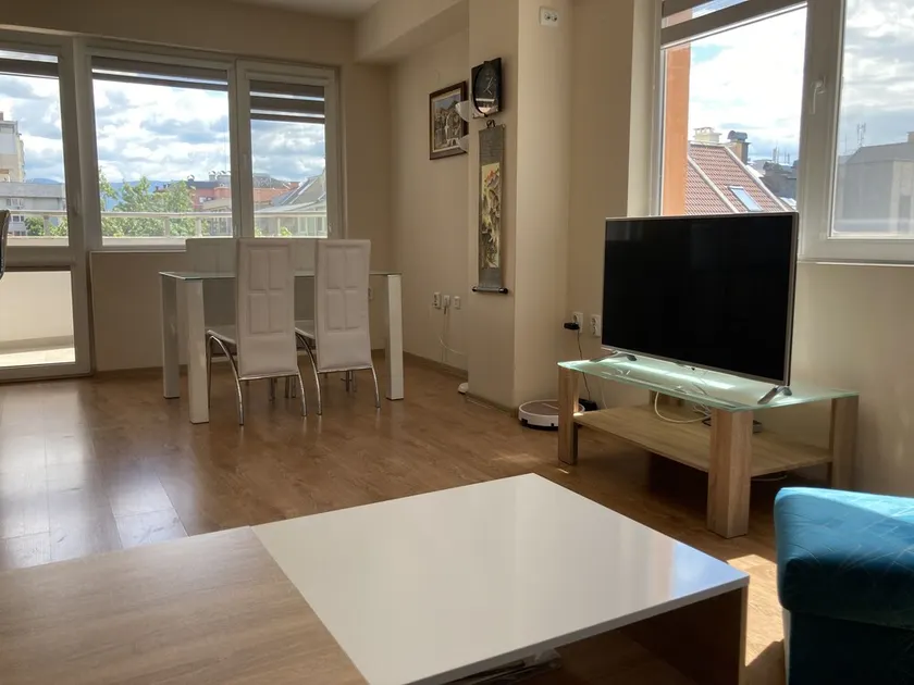 Spacious and Sunny Condo - Image 1