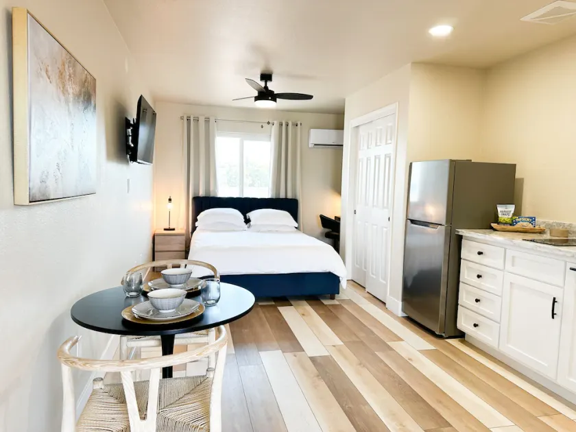 Newly updated studio 2 min drive to HWY 99 - Image 1