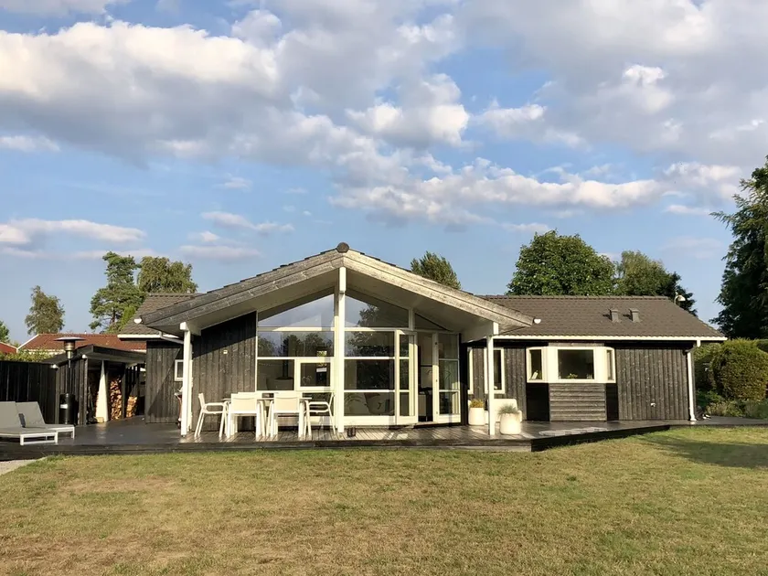 Moderna villa luminosa e accogliente vicino all'acqua e alla città - Image 1