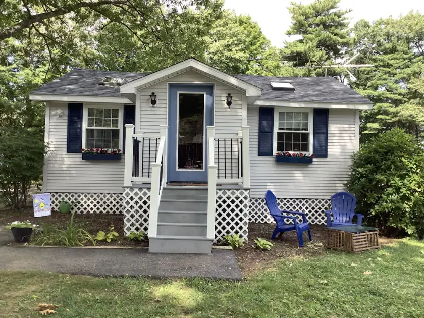 Adorable,  super cozy cottage with Lake Winnipesaukee views, 2 miles to Skiing! - Image 1
