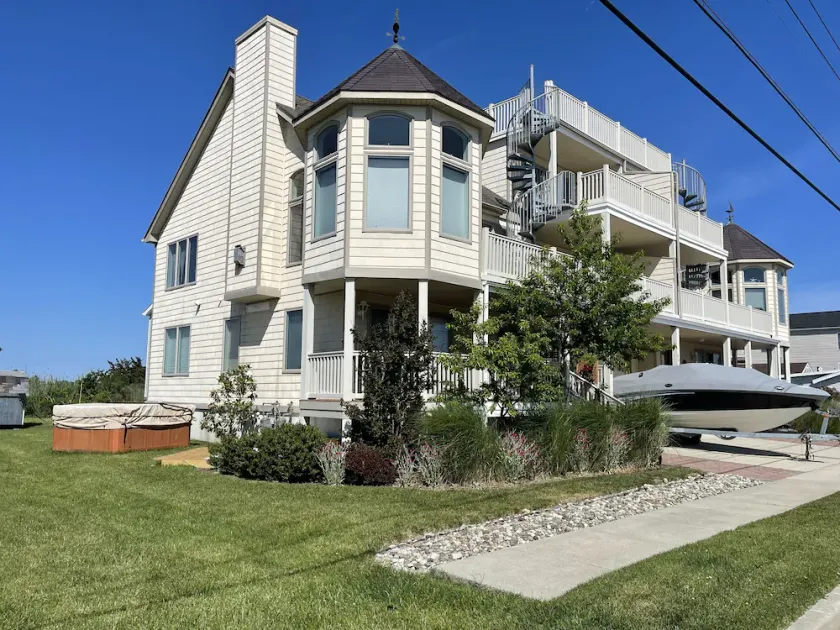 Stunning home in Wildwood, central to everything w/ bay views and roof top deck - Image 1