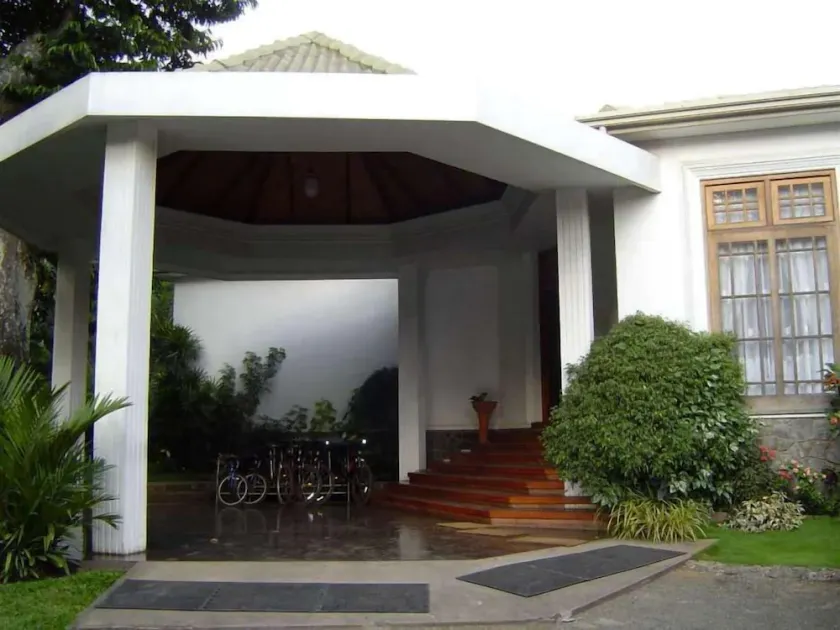 Water Garden Hotel - Image 1