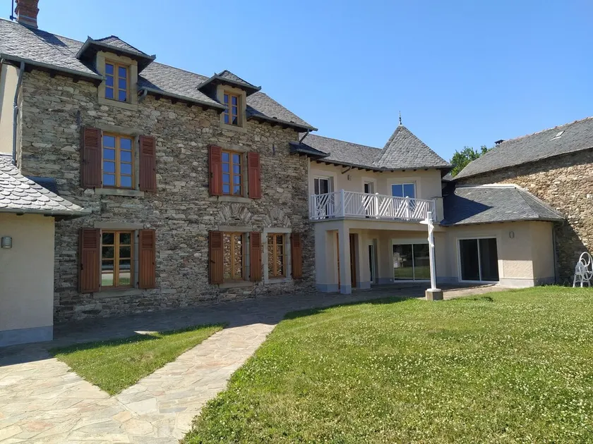 House combining old and new in Aveyron - Image 1