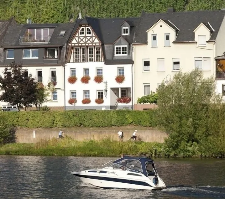Delicioso brilhante Riverside Apartments, Zell Mosel, On Hahn Airport Bus Route - Image 1