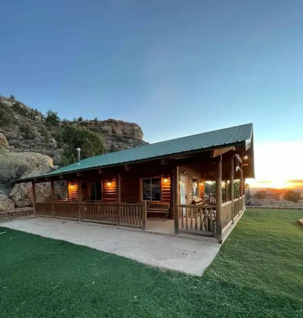 The Peacemaker Cabin: Cozy cabin in enjoyable Apple Valley with AC - Image 1