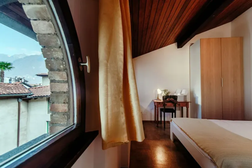 La Casetta di Riva - Cozy Lakeside Village Home - Image 1