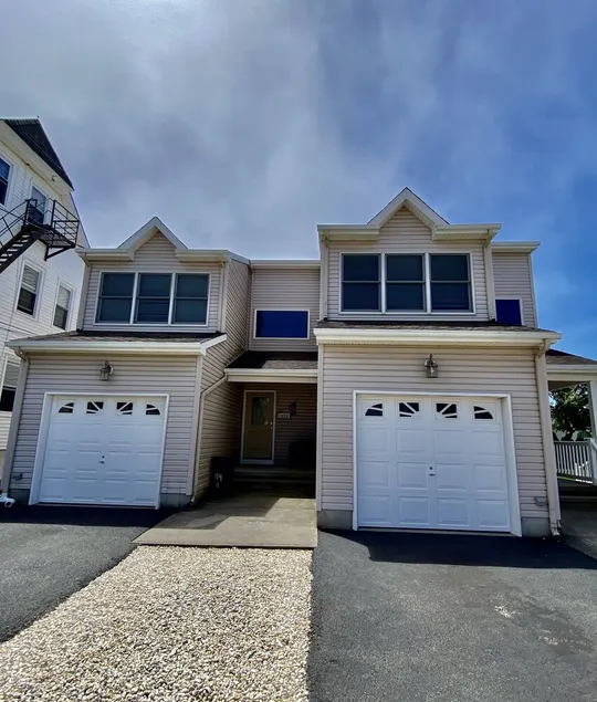 Duplex/Side A  Family Friendly/Renovated. 1 & 1/2 blocks to beach. 6 beach tags - Image 1