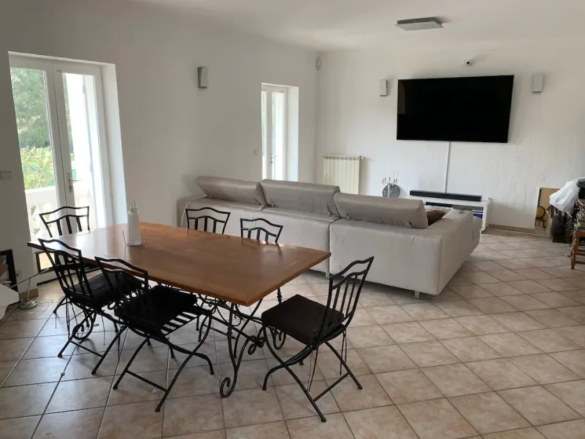 SPACIOUS APARTMENT CLOSE TO ALL AMENITIES - Image 1
