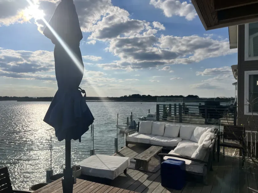 Bay House med stora vyer, lounge-stil däck, kockar kök och Nautical Theme - Image 1
