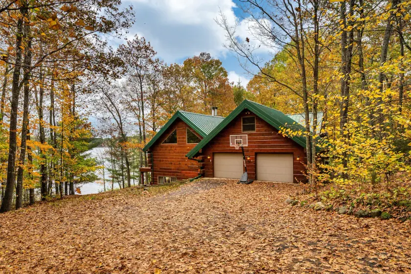 Spiderlake Retreat Log Cabin LakeHouse w/private Pier 4BR 3BA - Image 1