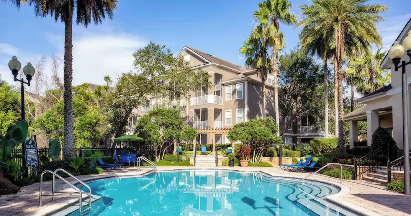 Landing Stylish 1BD Pool Gym - Image 1