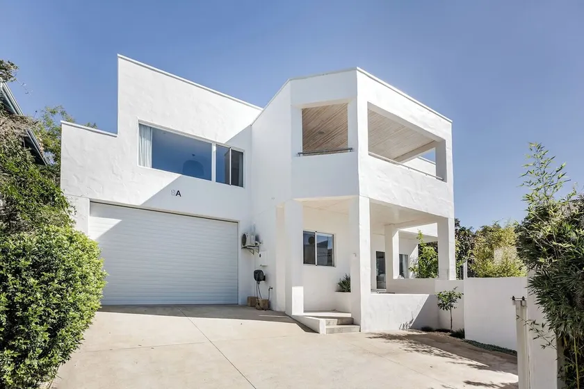 DECADENT & STYLISH 2 STOREY COASTAL RETREAT - Image 1