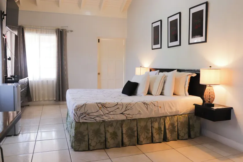 Paradise On The Rocks Hotel - Image 1