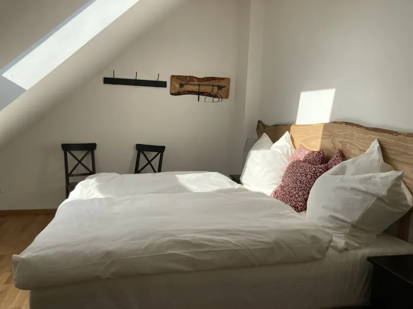 Helle Dachgeschoßwohnung mit Kamin - Image 1