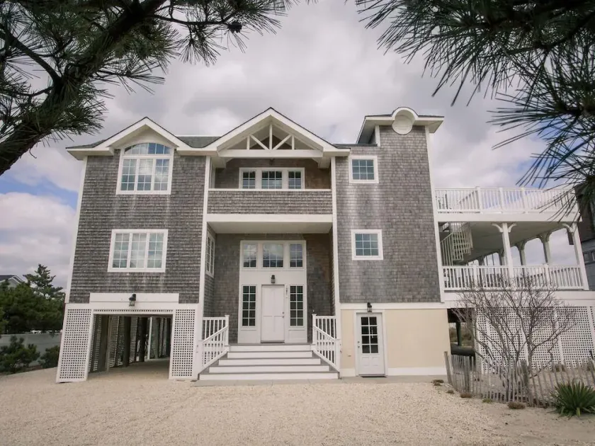 Large Ocean Side Home with Beautiful Views - Image 1