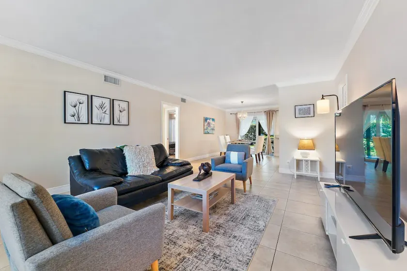 Spacious Beach Apt Walking Distance to Everything - Image 1
