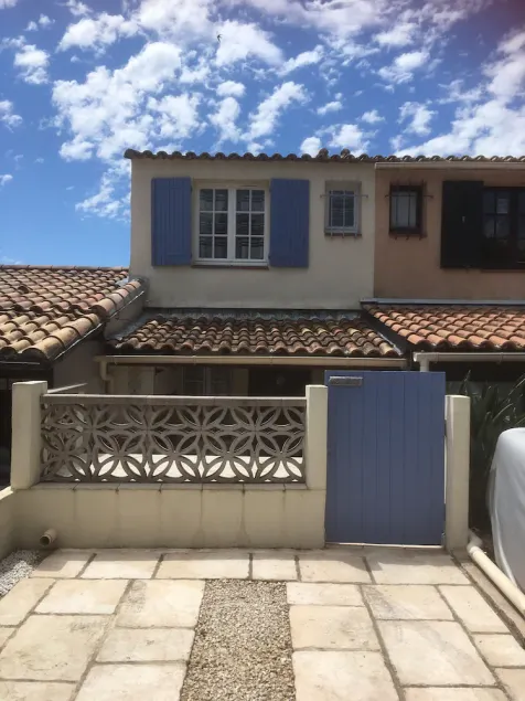 COTTAGE PROVENCAL TYPIQUE AVEC GRANDE PISCINE PARTAGÉE - Image 1