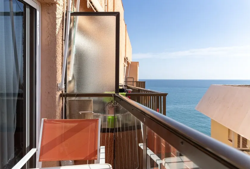 Apartment \"Playa 5 Primera Linea\" with Sea View, Private Terrace and Wi-Fi - Image 1