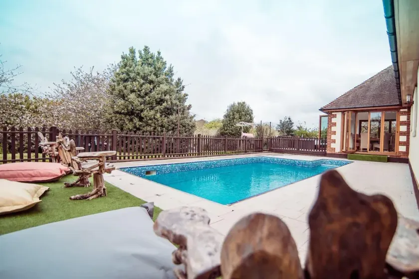 Threeways Retreat with Heated Swimming Pool - Image 1