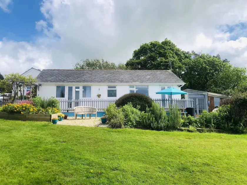 Detached, peaceful, spacious with easy access and very large garden - Image 1
