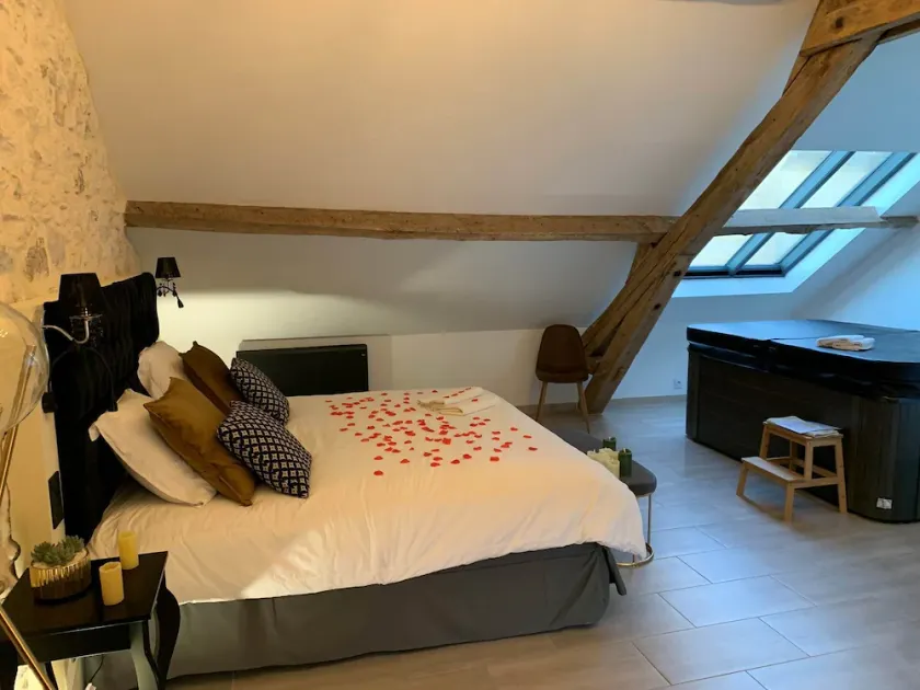 Chambre Baroque Avec Jacuzzi Privatif Sous les Poutres - Image 1