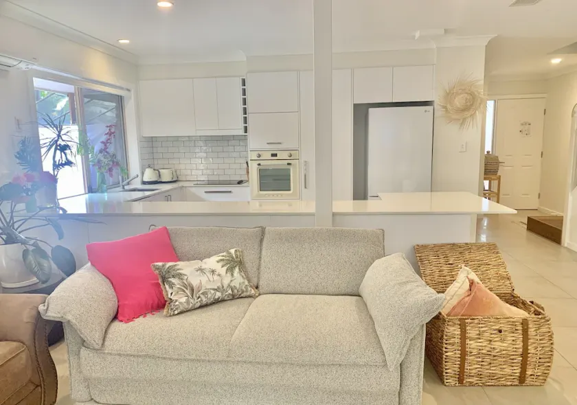 Secluded 3 bedroom hideaway, five minutes walk to Main Beach/Town Centre. - Image 1