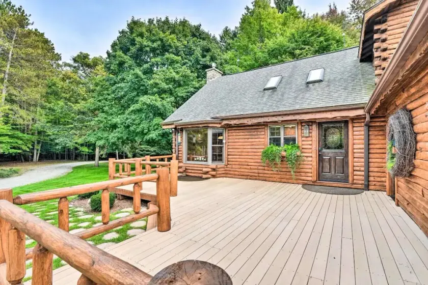 The perfect den surrounded by natures beauty to enjoy with your loved ones! - Image 1