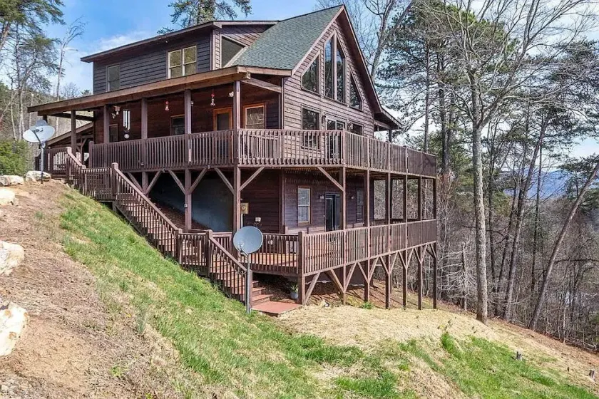 Mistletoe Cabin- Private cabin w views, Hottub, pet friendly - Image 1